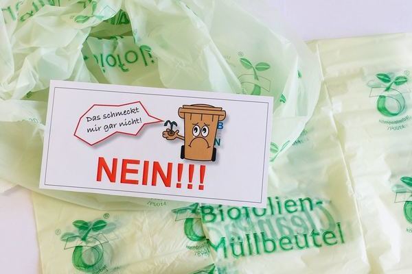 Biofolien-Müllbeutel mit einem Schild von BEN, der Biotonne mit Sprechblase "Das schmeckt mir gar nicht" und in großen roten Buchstaben das Wort Nein darunter