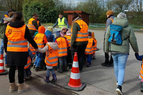 Bildrechte EBA, Das Bild zeigt unsere Abfallberaterin mit mehreren Kindergartenkindern und Begleitpersonen bei der M�llsortierung