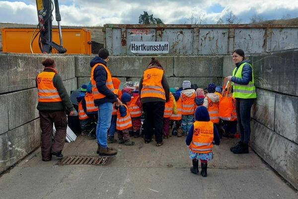 Bildrechte EBA, Das Bild zeigt unsere Abfallberaterin auf der Gr�nkompostanlage in der Box f�r Hartkunststoffe mit mehreren Kindergartenkindern und Betreuern