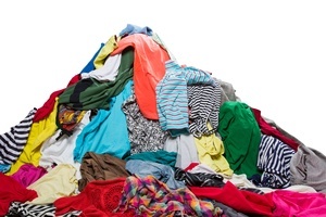 Das Bild zeigt verschiedene bunte Kleidungsstcke, die zu einem Berg aufgetrmt sind.