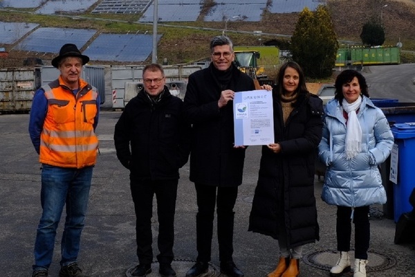 Personen auf diesem Bild von links nach rechts: Karl Thomann, Leiter der Deponie, Elmar Weienberger, Leiter des Eigenbetriebs Abfallwirtschaft, Landrat Dr. Martin Kistler, Heike Wagner, IHK Bodensee-Hochrhein und Martina Mutter Copyright LRA Waldshutl